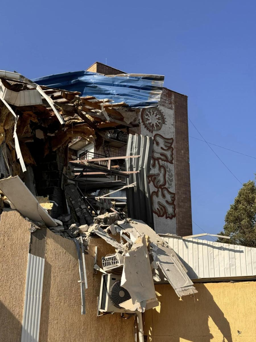 РФ вдарила ракетою по готелю у Краматорську РФ вдарила ракетою по готелю у Краматорську