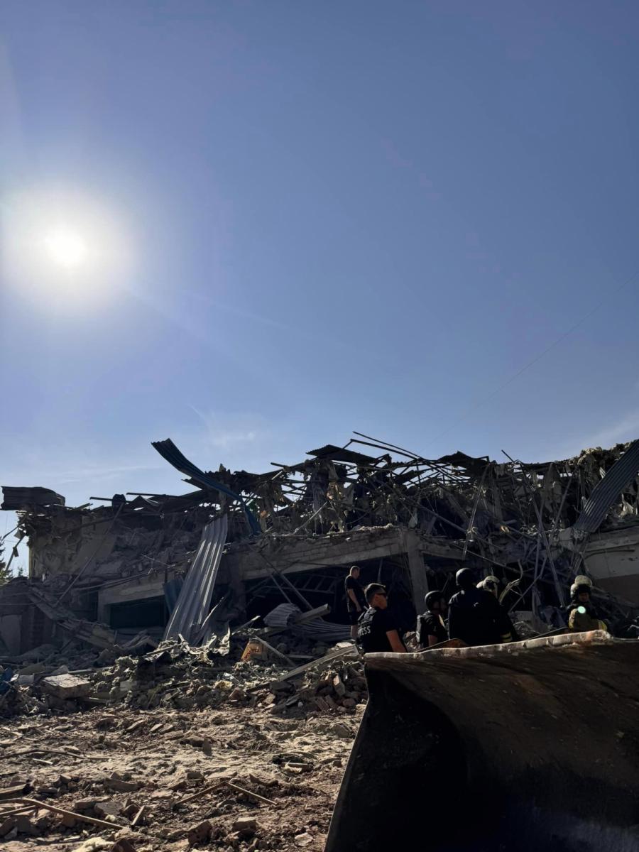 РФ вдарила ракетою по готелю у Краматорську РФ вдарила ракетою по готелю у Краматорську