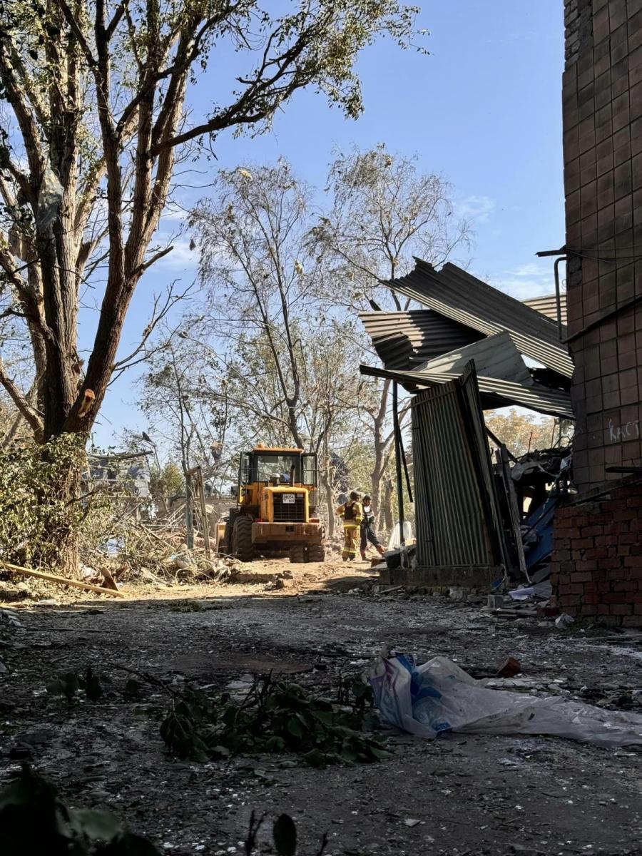 РФ вдарила ракетою по готелю у Краматорську РФ вдарила ракетою по готелю у Краматорську