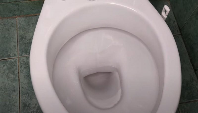Чем отмыть застарелую ржавчину с унитаза: легкий, но очень эффективный способ