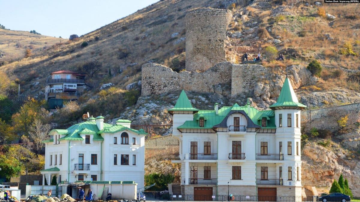 Без 'баті' та в Україні: де зараз живе та чим займається Людмила Янукович