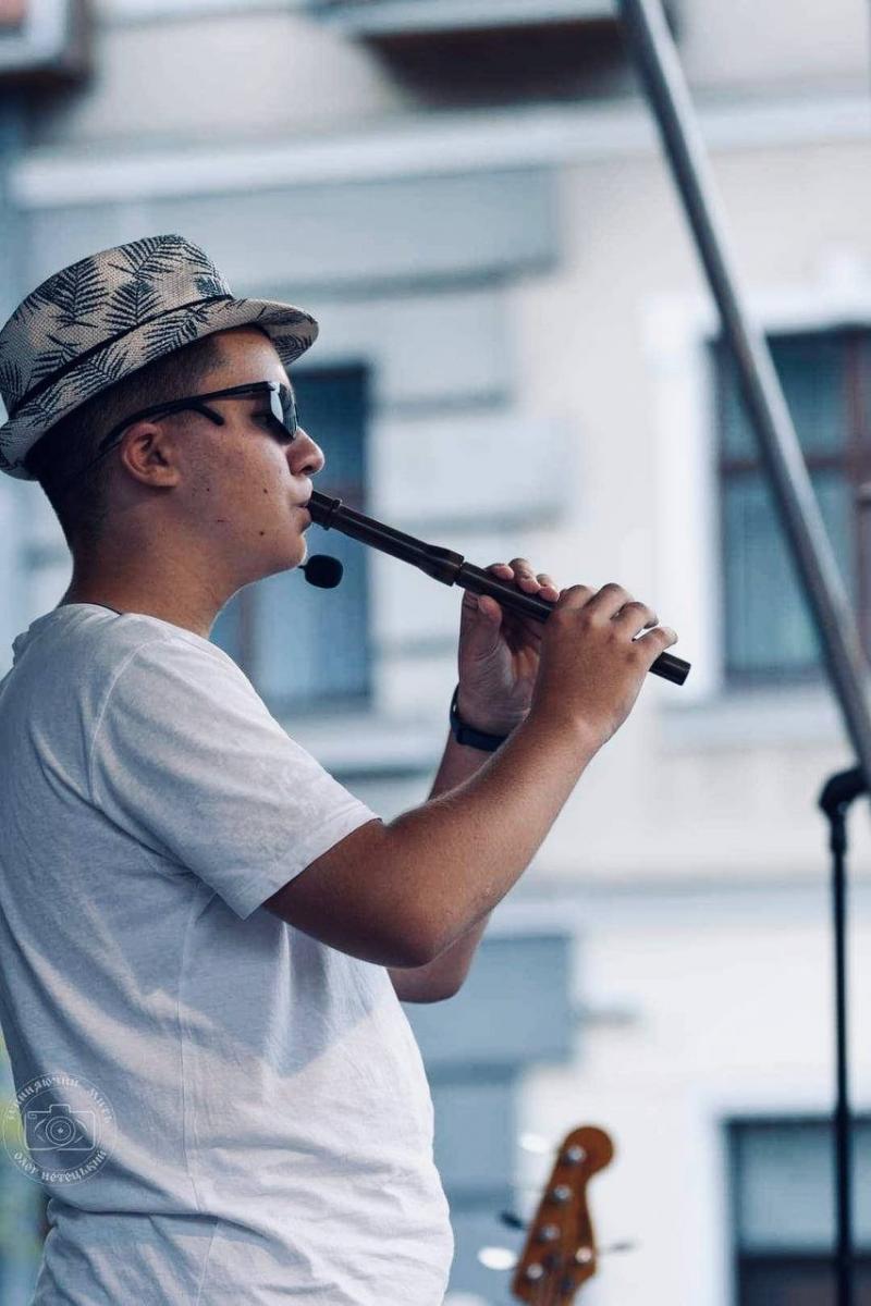 14-річний волонтер-сопілкар з Івано-Франківська збирає кошти для військових, граючи на вулицях рідного міста