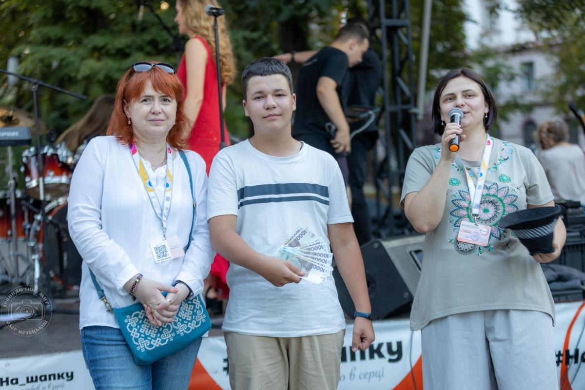 14-річний волонтер-сопілкар з Івано-Франківська збирає кошти для військових, граючи на вулицях рідного міста