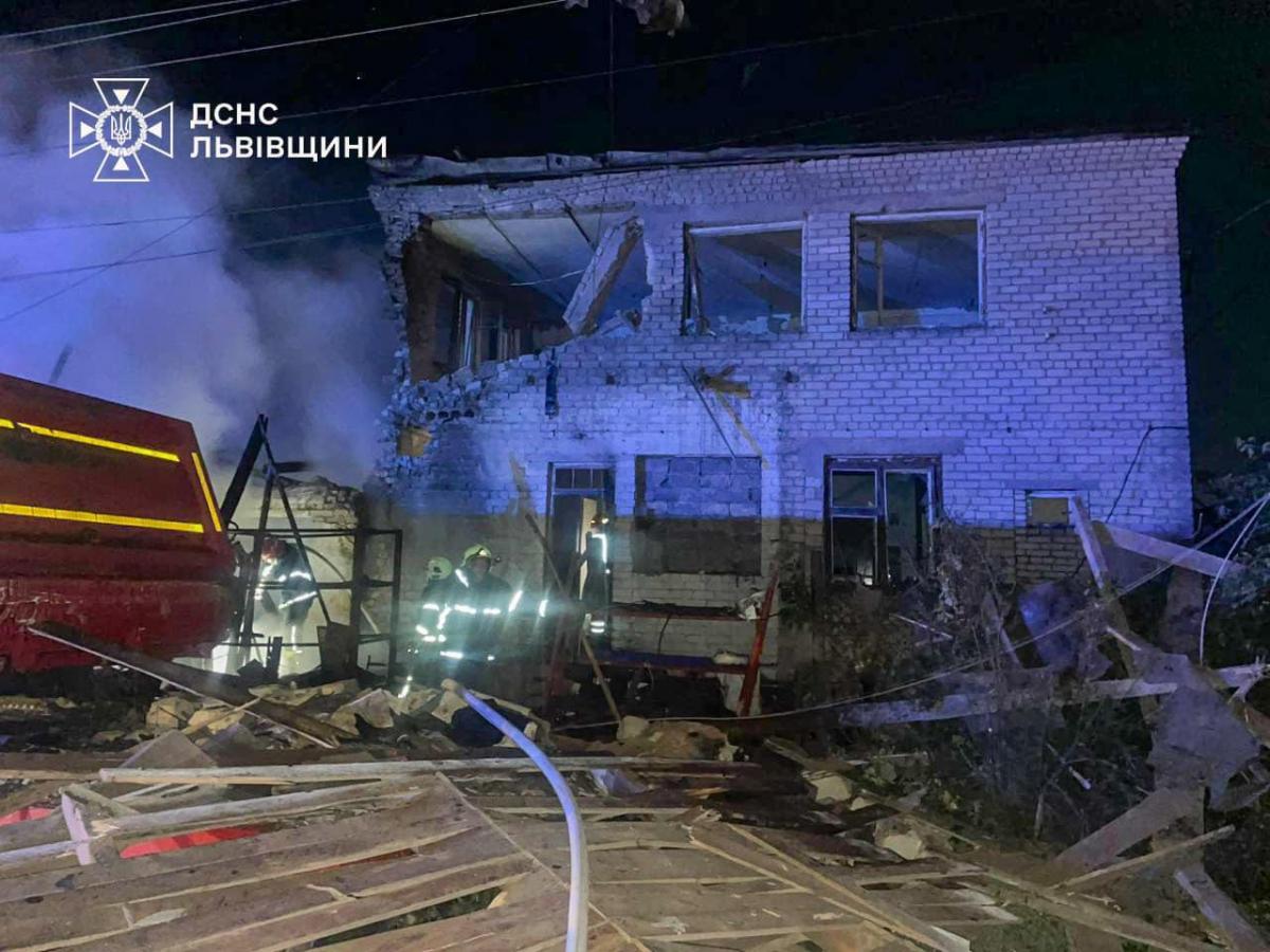 Наслідки падіння уламків дронів у Львівській області