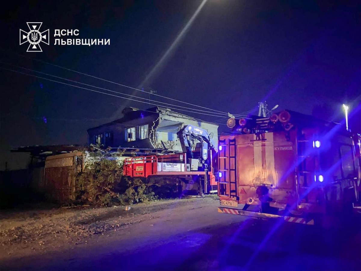 Наслідки падіння уламків дронів у Львівській області