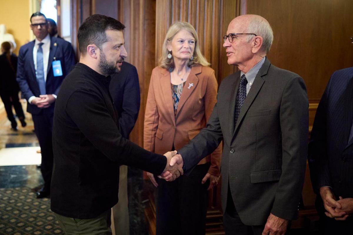 Зеленський зустрівся з двопартійною делегацією Сенату США Зеленський зустрівся з двопартійною делегацією Сенату США