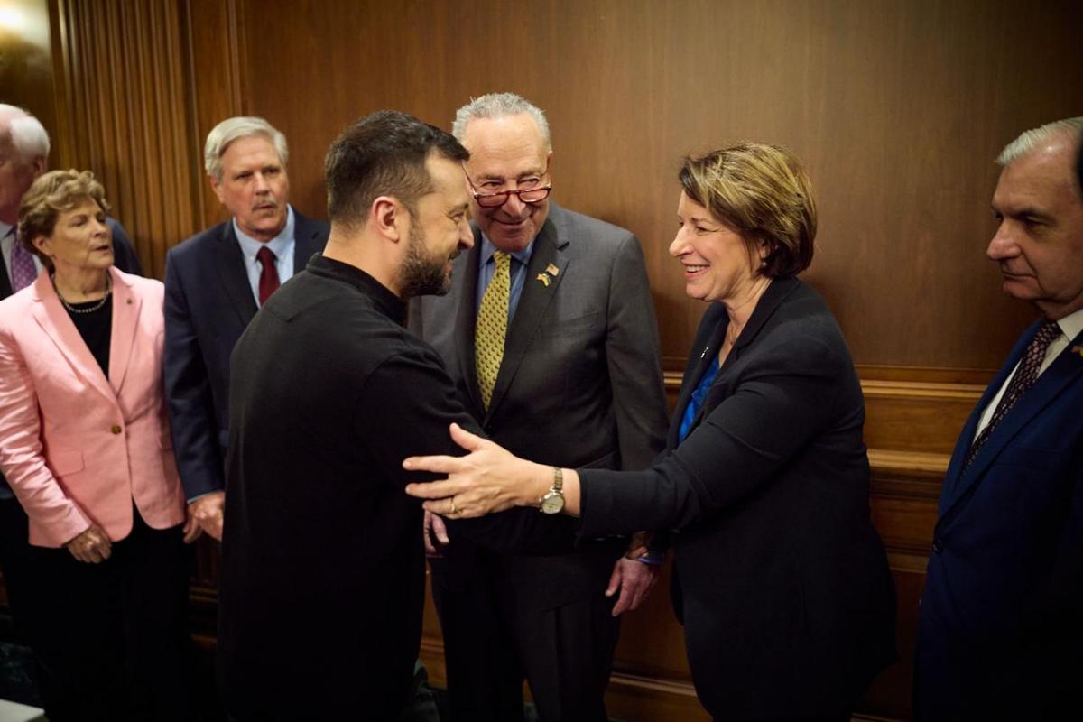 Зеленський зустрівся з двопартійною делегацією Сенату США Зеленський зустрівся з двопартійною делегацією Сенату США