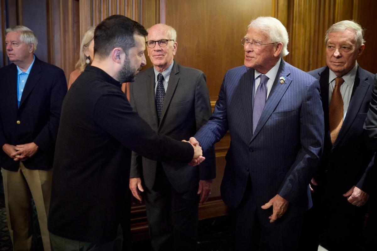 Зеленський зустрівся з двопартійною делегацією Сенату США Зеленський зустрівся з двопартійною делегацією Сенату США