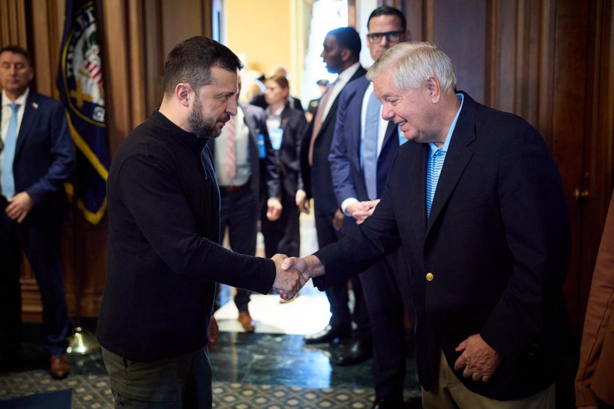 Зеленський зустрівся з двопартійною делегацією Сенату США Зеленський зустрівся з двопартійною делегацією Сенату США