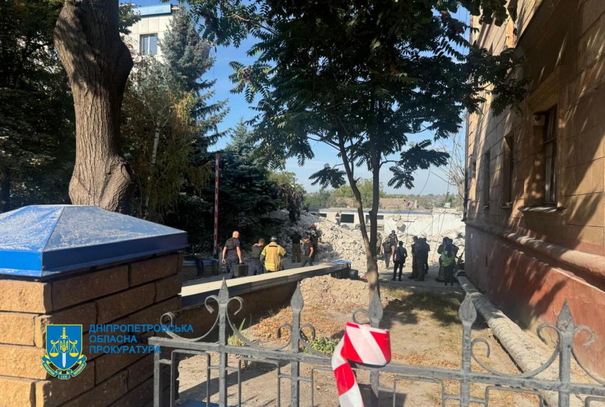 РФ вдарила ракетою по поліцейському управлінню в Кривому Розі: що відомо