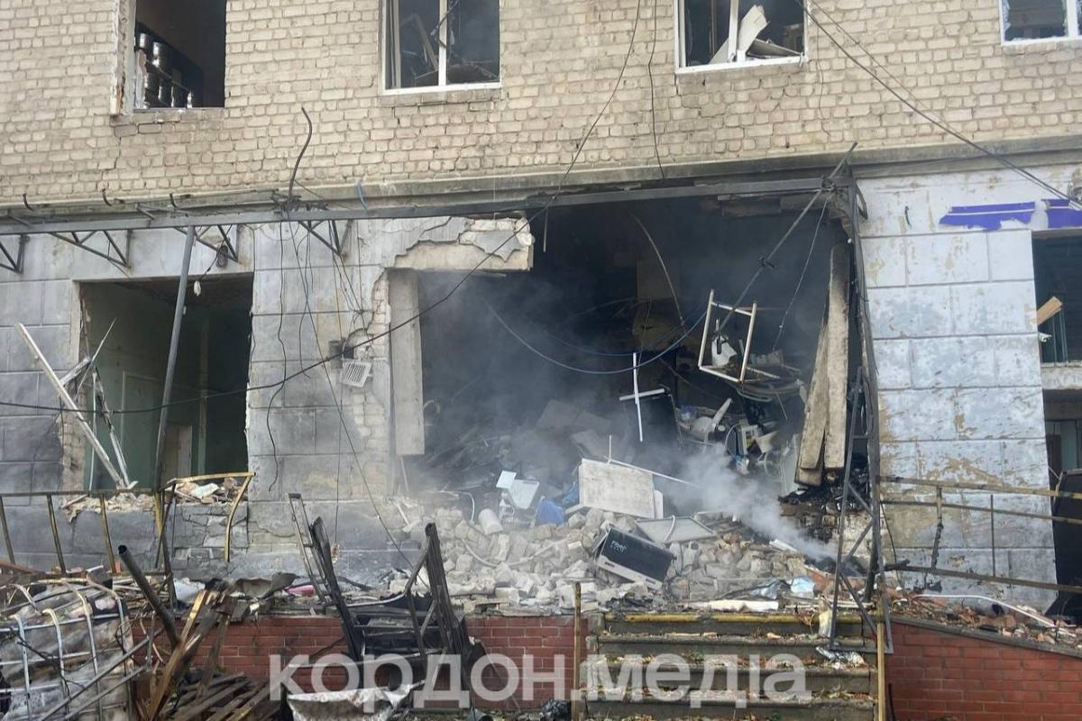 Удар Росії по лікарні в Сумській області: опубліковані перші фото наслідків Удар Росії по лікарні в Сумській області: опубліковані перші фото наслідків