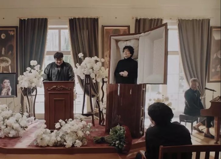 Лоліта показалася в труні Лоліта показалася в труні