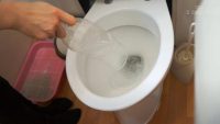 Як позбутися засмічення в унітазі без вантуза: забутий, але дуже хороший спосіб