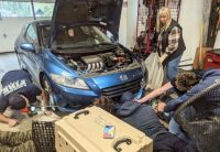 Діставали 6 пожежників: жінка виявила дивну знахідку в машині