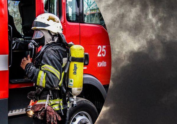 В Києві пролунав потужний вибух: під завалами можуть бути люди, є загиблі