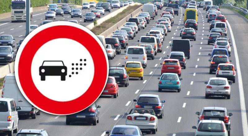 Водителям на заметку: что означает дорожный знак с авто и точками на белом фоне