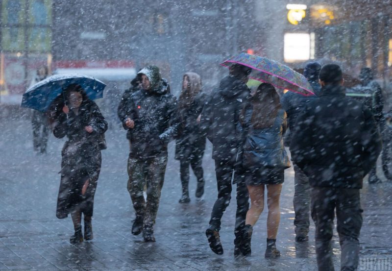 Похолодає до "мінус" 3 та випаде сніг: коли Україну накриють сильні опади