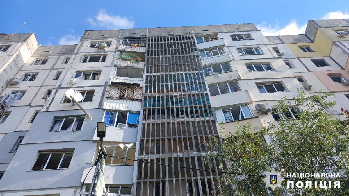 Наслідки удару РФ по центру Херсона Наслідки удару РФ по центру Херсона