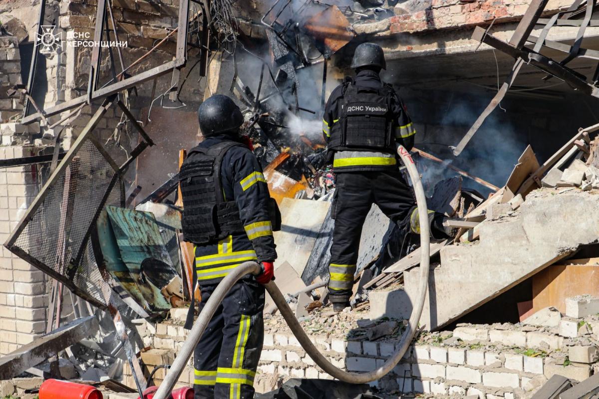Наслідки удару РФ по центру Херсона