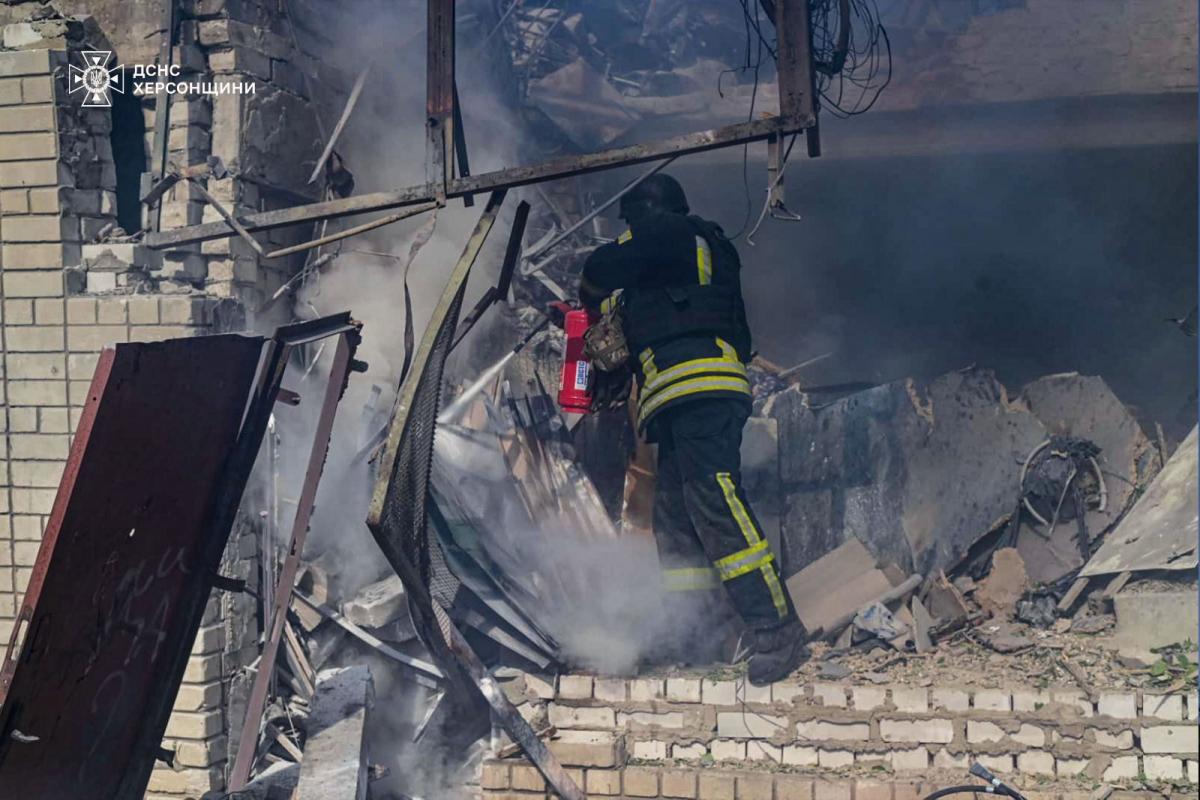 Наслідки удару РФ по центру Херсона