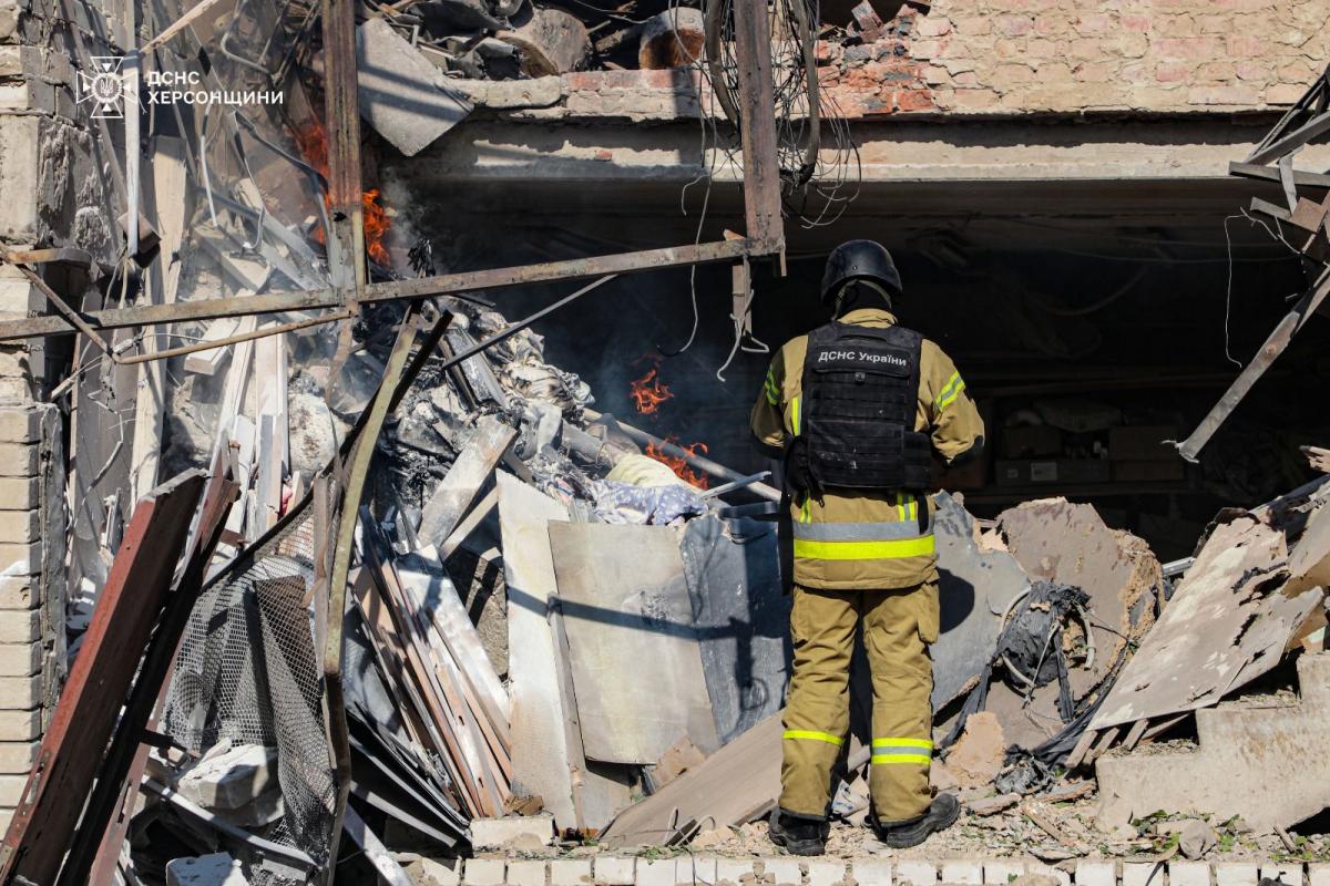 Наслідки удару РФ по центру Херсона