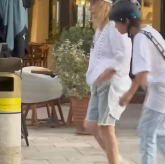 Алла Пугачова із сином на прогулянці Алла Пугачова із сином на прогулянці