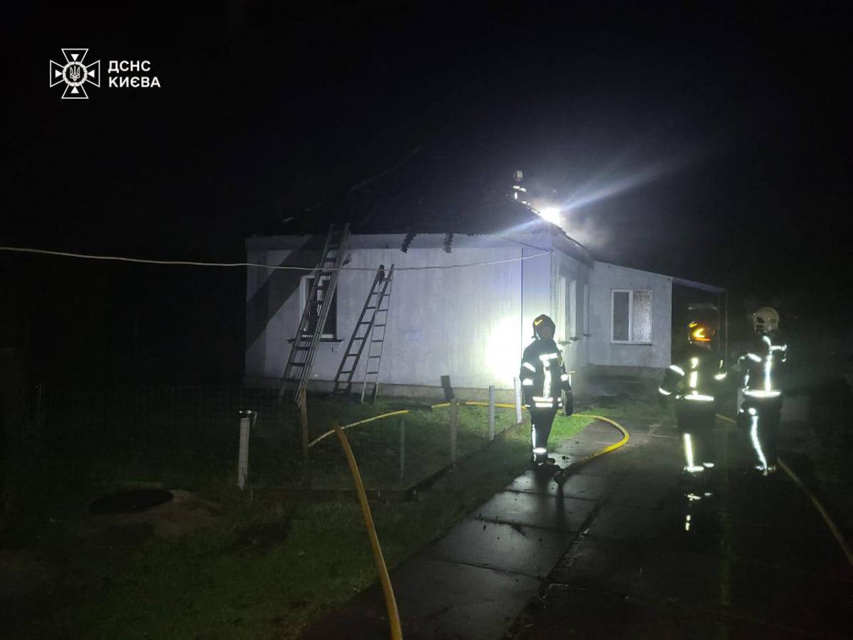 У Києві вночі лунали вибухи: РФ атакувала 'Шахедами', є постраждалий У Києві вночі лунали вибухи: РФ атакувала 'Шахедами', є постраждалий