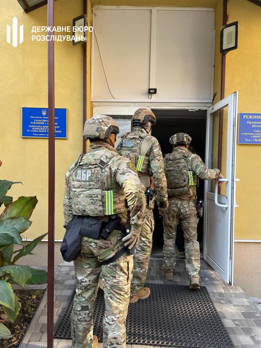 Обшуки посадовців РТЦК Києва