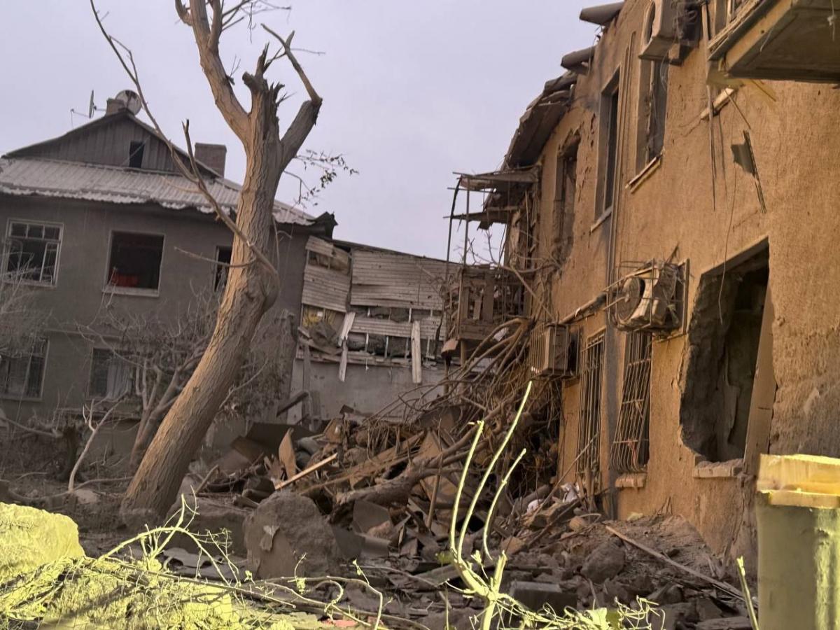 Наслідки удару РФ по Дніпру ввечері 25 жовтня 2024 року Наслідки удару РФ по Дніпру ввечері 25 жовтня 2024 року