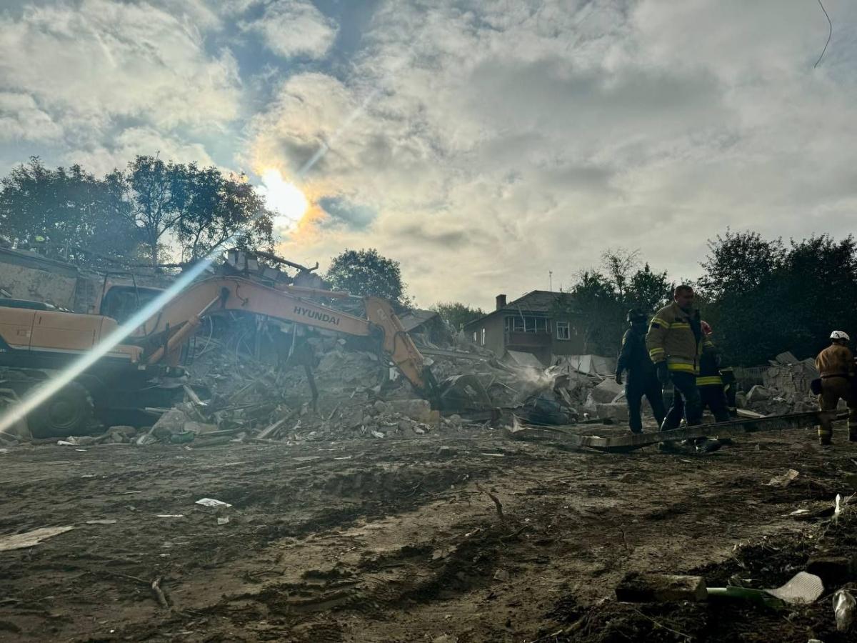 Наслідки удару РФ по Дніпру ввечері 25 жовтня 2024 року Наслідки удару РФ по Дніпру ввечері 25 жовтня 2024 року