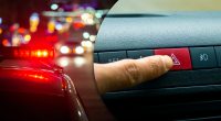 Більшість водіїв не знає: чому за моргання аварійкою можна отримати штраф