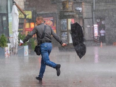 Сильні пориви вітру та грози: які області України заливатиме дощами