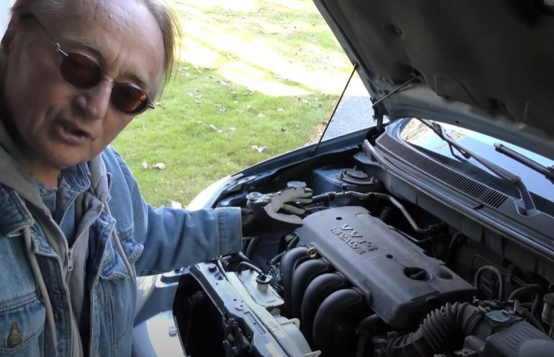 Сэкономите деньги: механик показал, что проверить под капотом до морозов