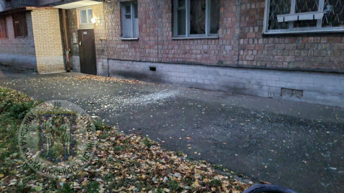 Наслідки падіння уламків у Солом'янському районі Києва 2 листопада Наслідки падіння уламків у Солом'янському районі Києва 2 листопада