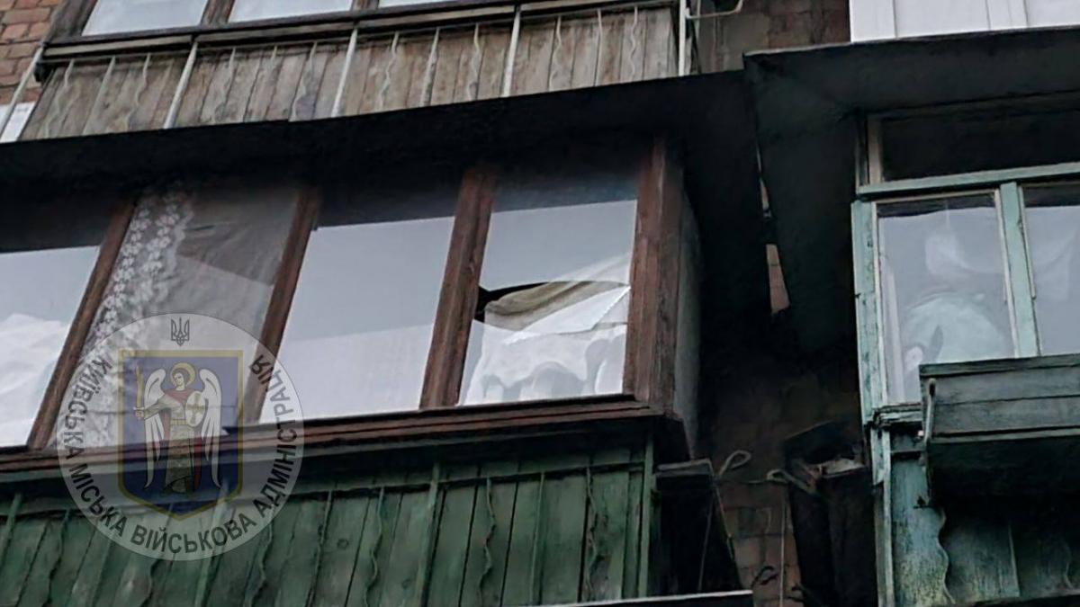 Наслідки падіння уламків у Солом'янському районі Києва 2 листопада Наслідки падіння уламків у Солом'янському районі Києва 2 листопада