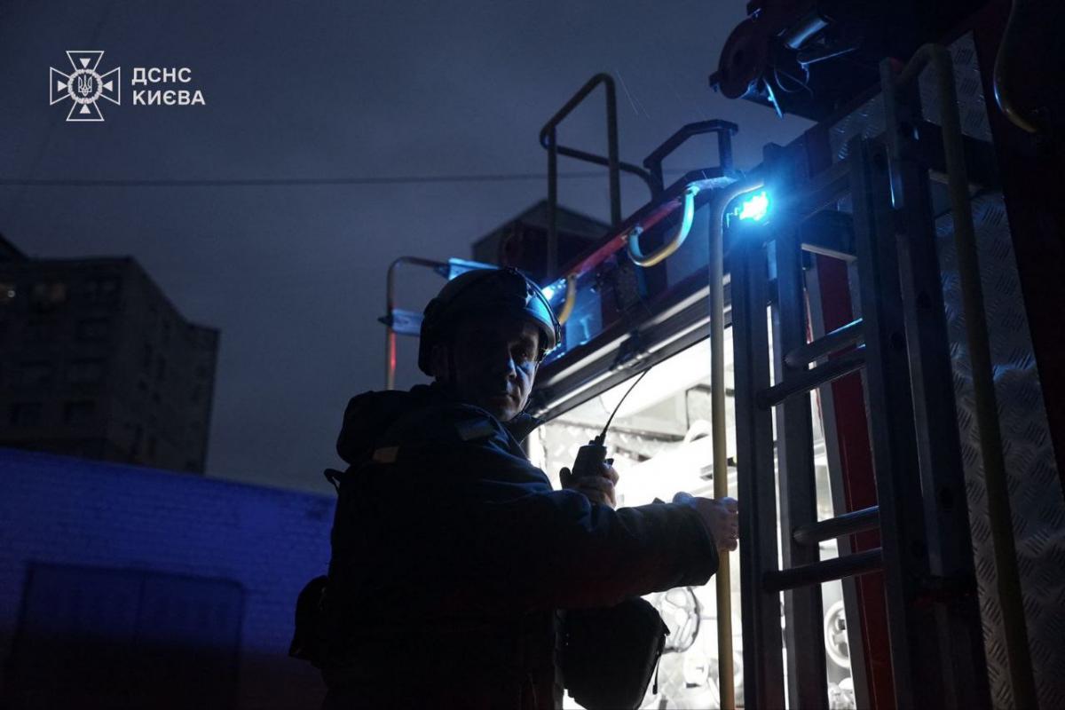 Пожежа у 16-поверхівці у Святошинському районі Києва після удару дронами 2 листопада Пожежа у 16-поверхівці у Святошинському районі Києва після удару дронами 2 листопада