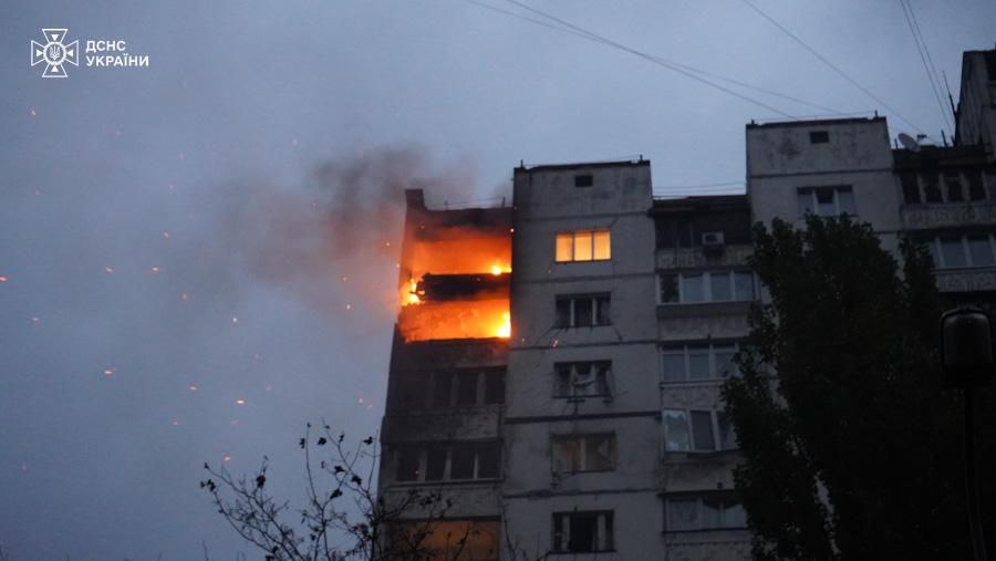 Пожежа у 16-поверхівці у Святошинському районі Києва після удару дронами 2 листопада Пожежа у 16-поверхівці у Святошинському районі Києва після удару дронами 2 листопада