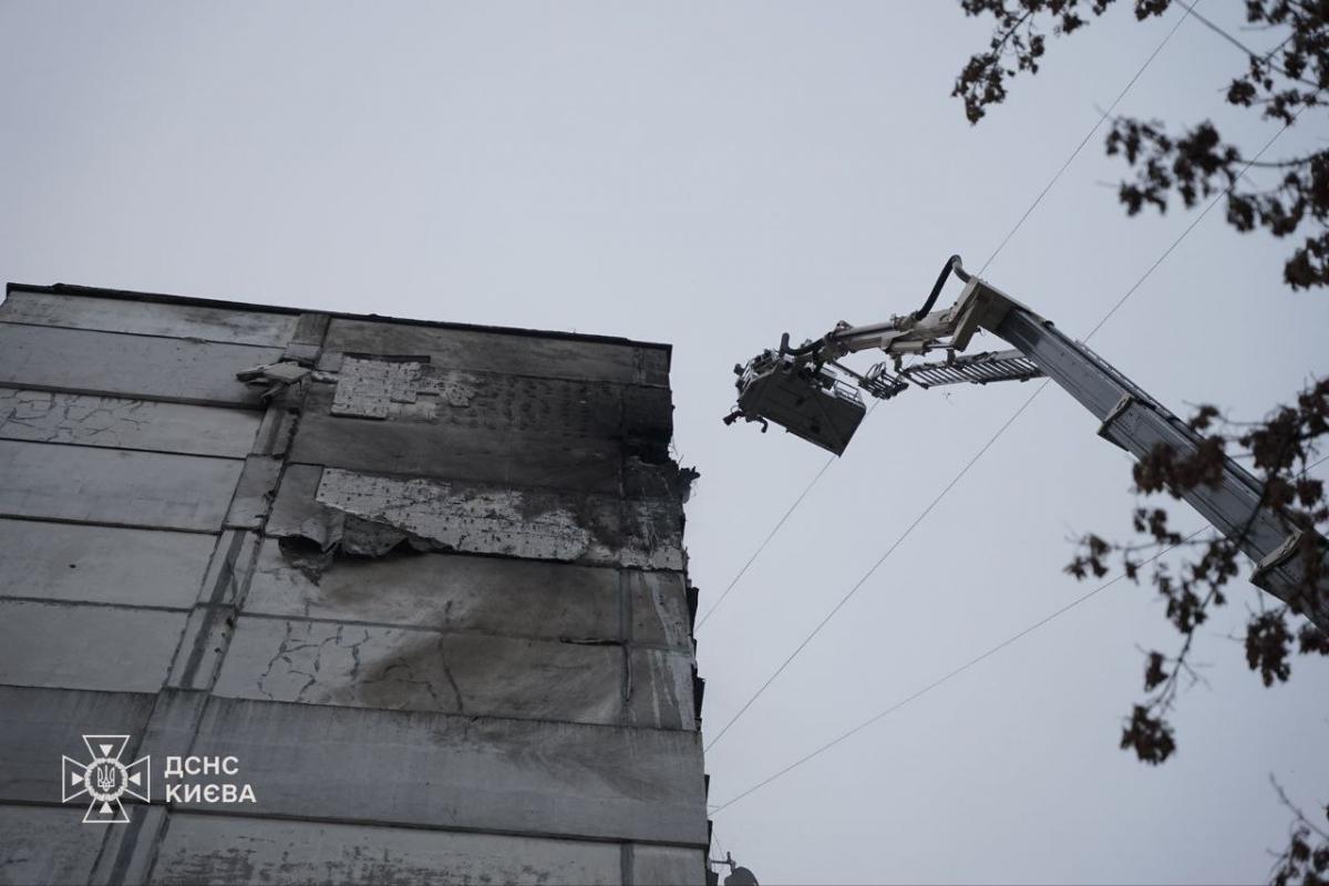 Пожежа у 16-поверхівці у Святошинському районі Києва після удару дронами 2 листопада Пожежа у 16-поверхівці у Святошинському районі Києва після удару дронами 2 листопада