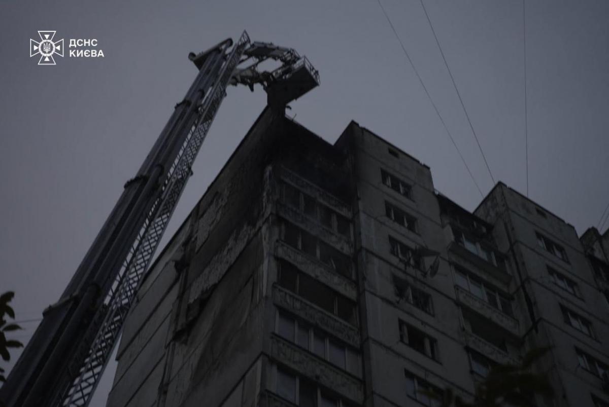 Пожежа у 16-поверхівці у Святошинському районі Києва після удару дронами 2 листопада Пожежа у 16-поверхівці у Святошинському районі Києва після удару дронами 2 листопада