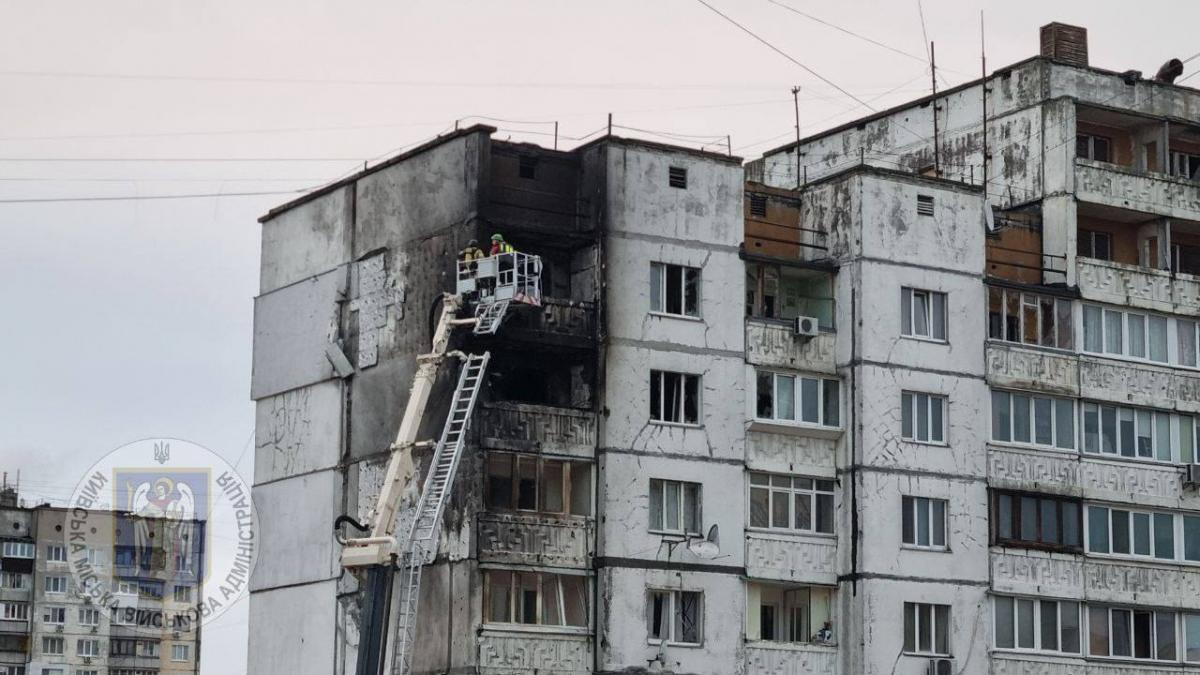 Пожежа у 16-поверхівці у Святошинському районі Києва після удару дронами 2 листопада Пожежа у 16-поверхівці у Святошинському районі Києва після удару дронами 2 листопада