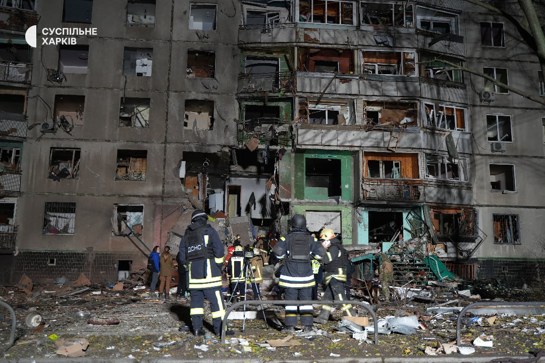 Росіяни атакували Харків КАБом, частково зруйновано багатоповерхівку