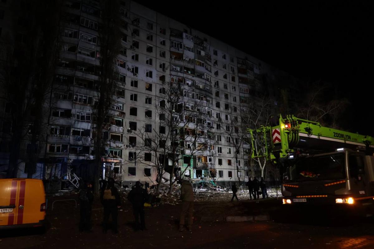Росіяни атакували Харків КАБом, частково зруйновано багатоповерхівку
