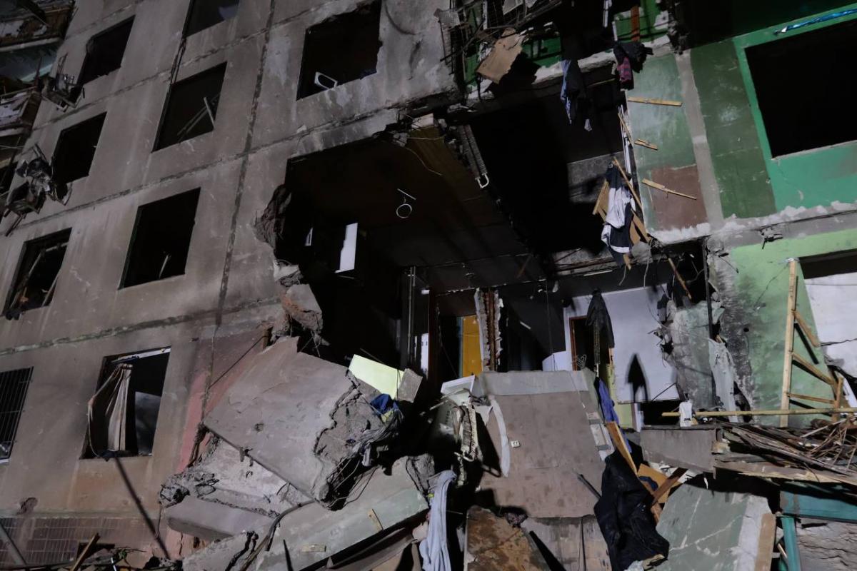 Росіяни атакували Харків КАБом, частково зруйновано багатоповерхівку