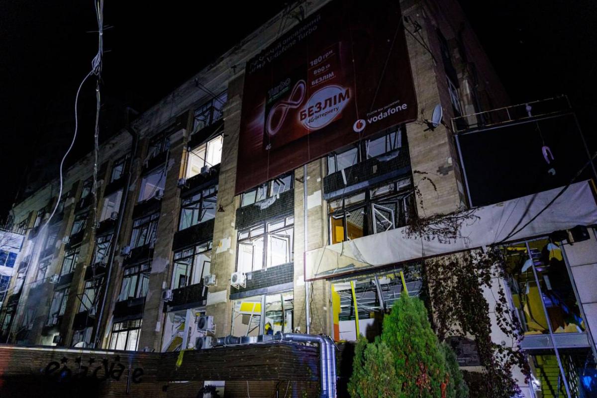 Росіяни атакували Харків КАБом, частково зруйновано багатоповерхівку