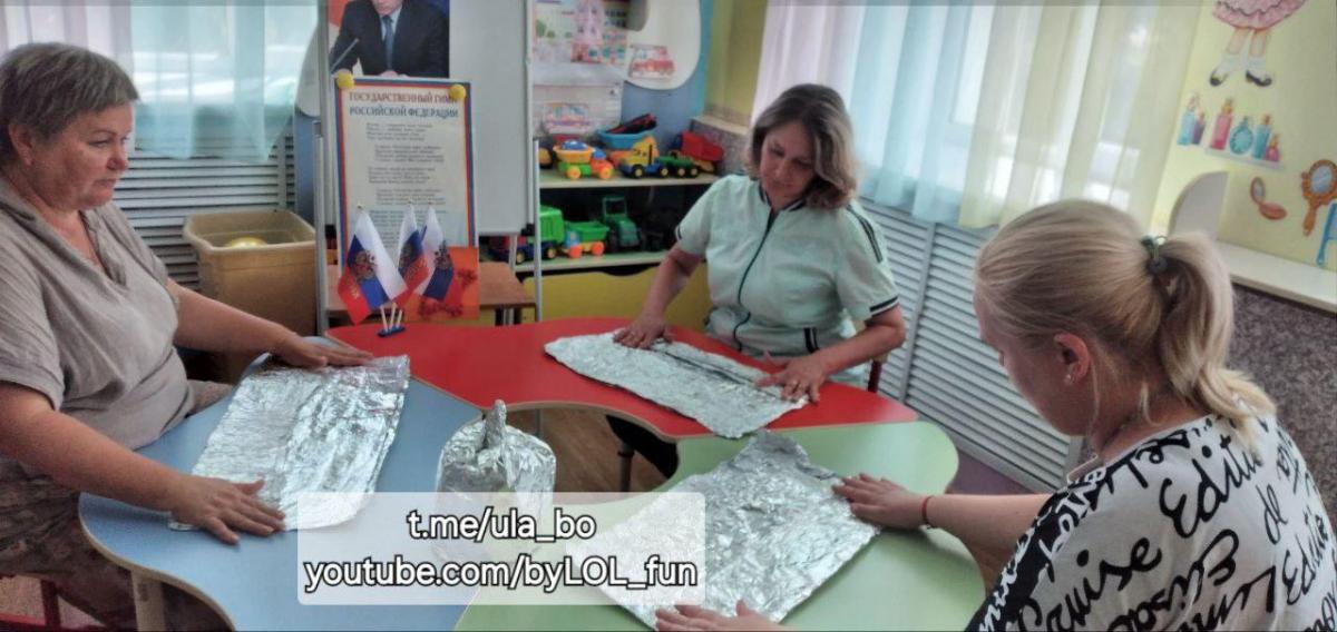 В РФ учителя надели "патриотические шапочки" из фольги