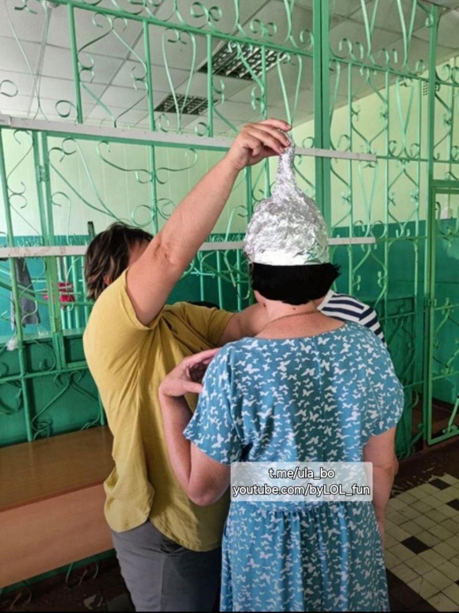 В РФ учителя надели "патриотические шапочки" из фольги