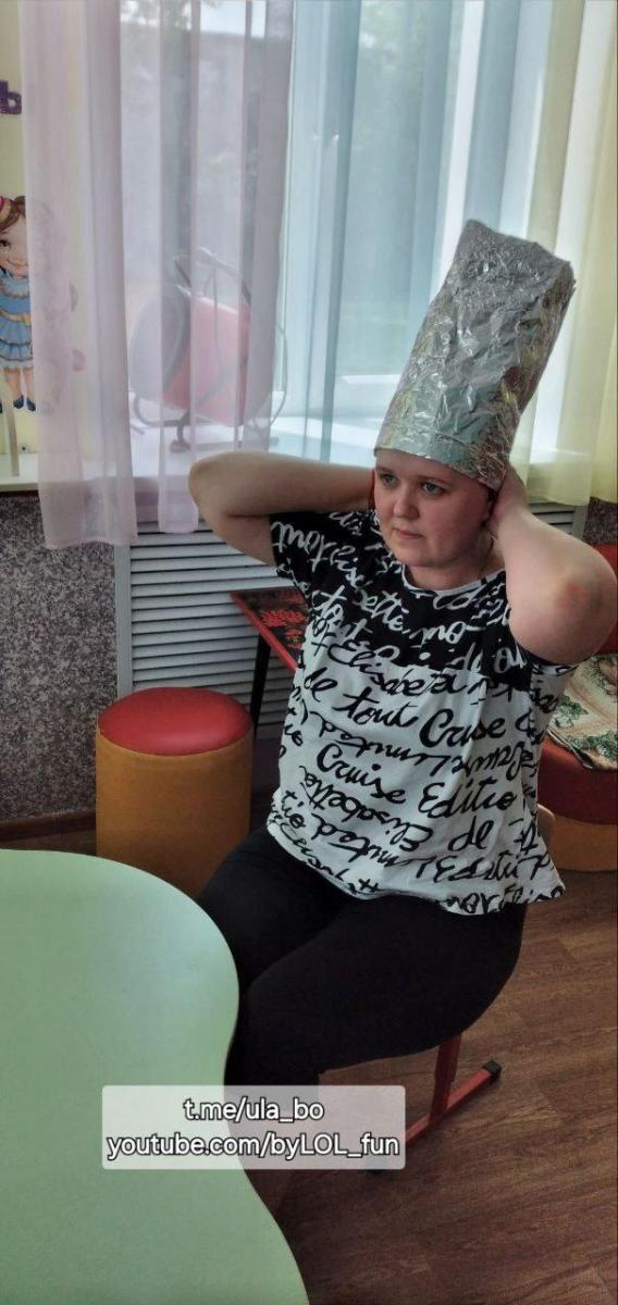 В РФ учителя надели "патриотические шапочки" из фольги