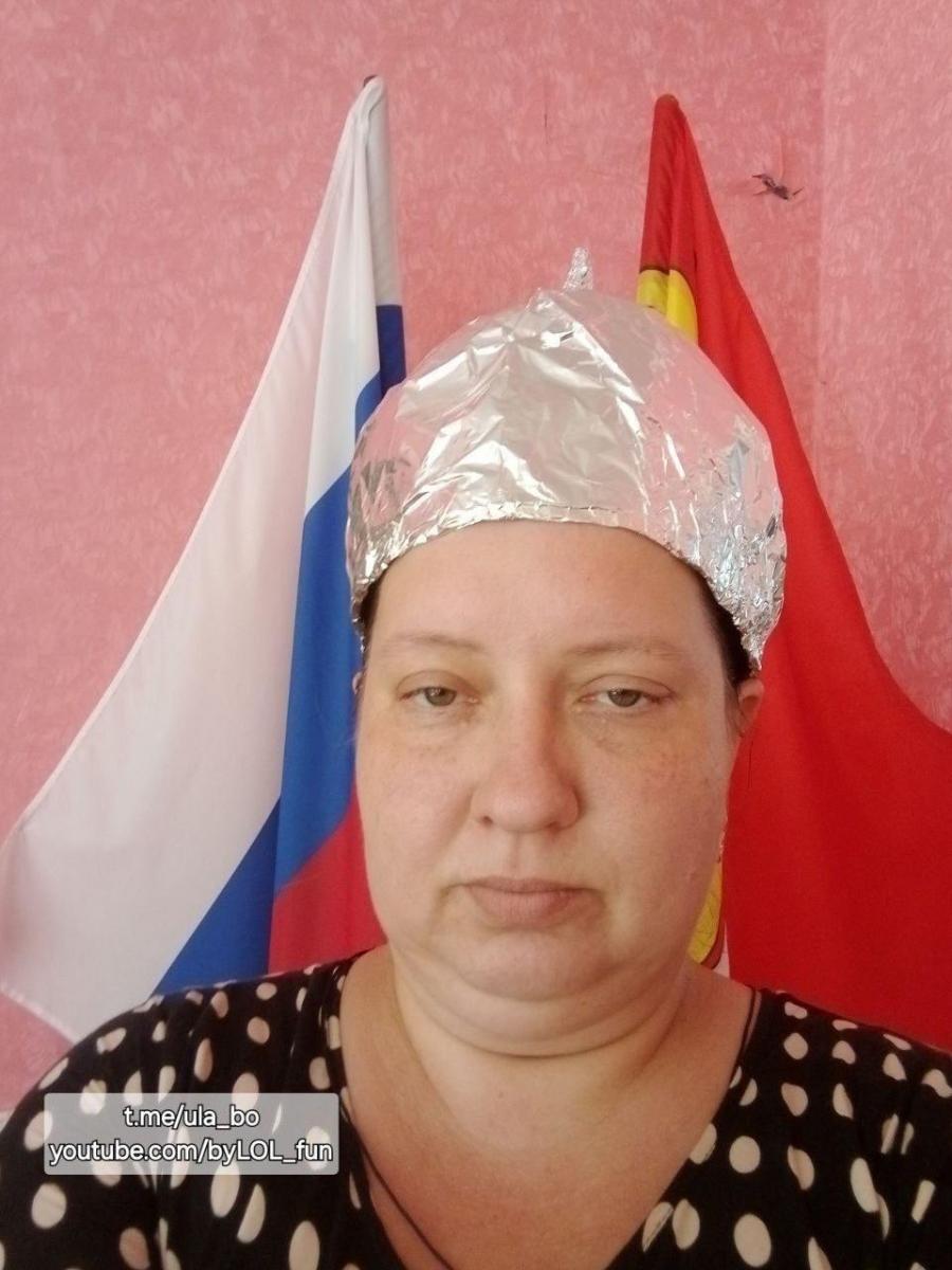 В РФ учителя надели "патриотические шапочки" из фольги