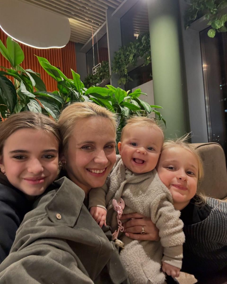 Лілія Ребрик із доньками Лілія Ребрик із доньками