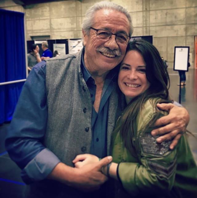 Холли Мари Комбс в соцсетях